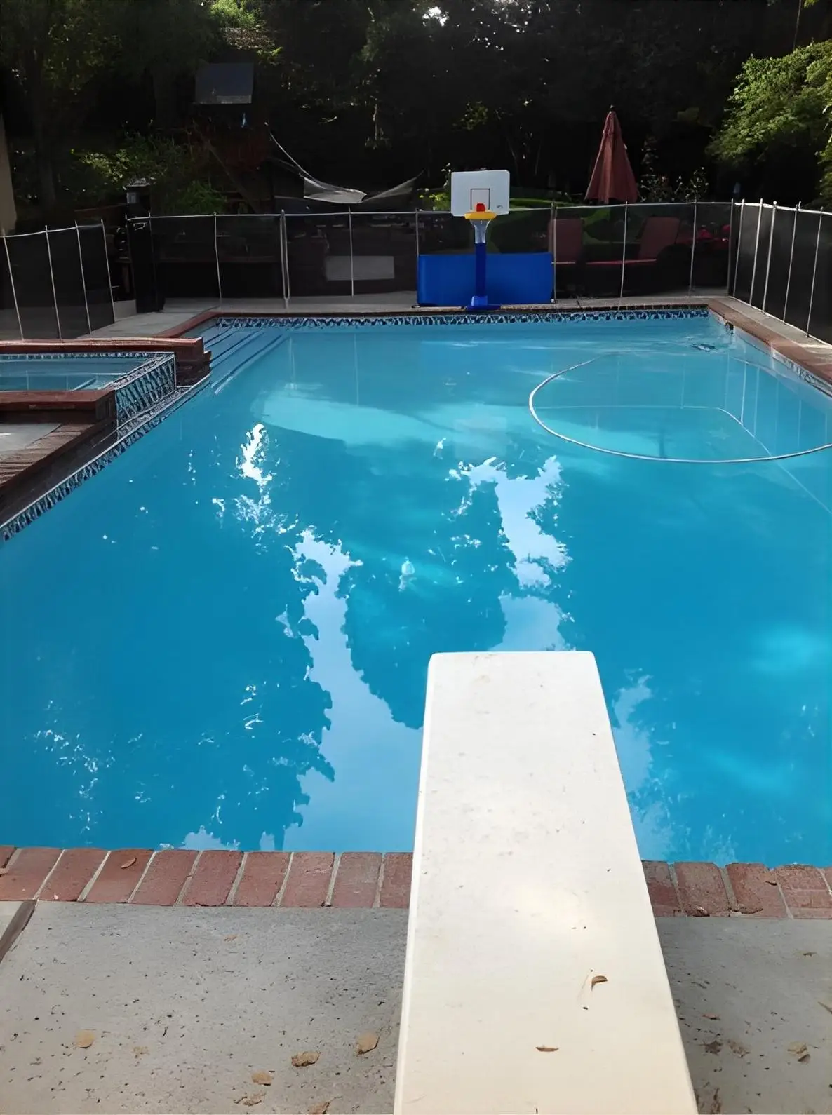 Piscina con escalera de obra integrada y revestimiento de gresite blanco en Mallorca